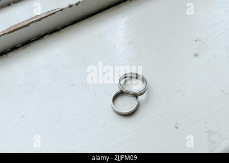 Nahaufnahme von zwei schönen Eheringen auf der Fensterbank Stockfoto