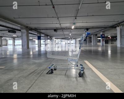 Ein leerer Einkaufswagen wurde in der Tiefgarage abgelegt Stockfoto