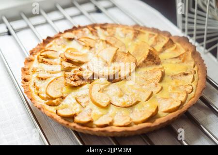 Eine Nahaufnahme einer Apfeltarte mit Pudding. Stockfoto