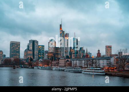 Eine Skyline der modernen Stadt mit weihnachtlicher Beleuchtung an einem bewölkten Tag Stockfoto
