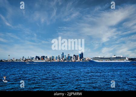 Die Skyline von Seattle und die wartenden Schiffe von der anderen Seite der Elliott Bay Stockfoto