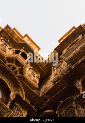 Eine vertikale Low-Angle-Aufnahme einer Außenansicht des Patwon Ki Haveli, Jaisalmer, Rajasthan, Indien Stockfoto