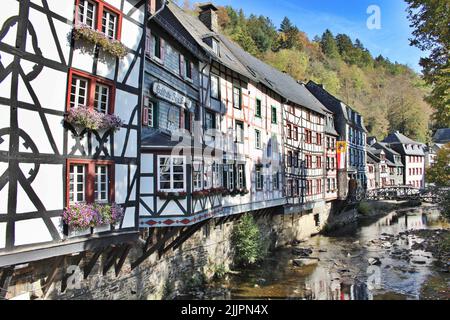 Eine schöne Gebäudefassade über dem Fluss in Monschau Stockfoto