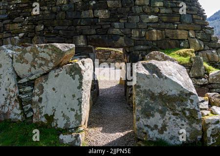 Der Eingang zu Dun Troddan Broch, einem der Glenelg Brochs, Gleann Beag, in der Nähe von Glenelg Village, Highland Region, Schottland, VEREINIGTES KÖNIGREICH Stockfoto