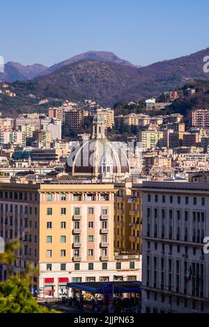 Ein schöner Blick auf die Kirche mit einer Kuppel und Wohngebäuden in Genua, Italien Stockfoto