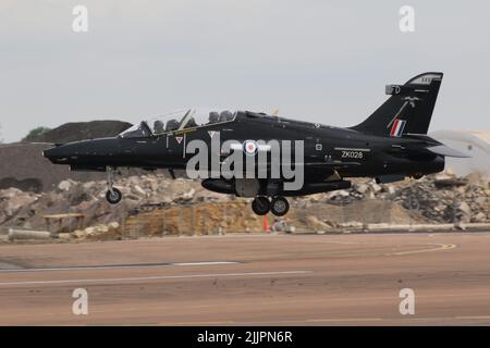 ZK028, eine BAE Systems Hawk T2, die von 25 Squadron, Royal Air Force, betrieben wird und in RAF Fairford in Gloucestershire, England, ankommt, um an der Royal International Air Tattoo (RIAT) 2022 teilzunehmen. Stockfoto