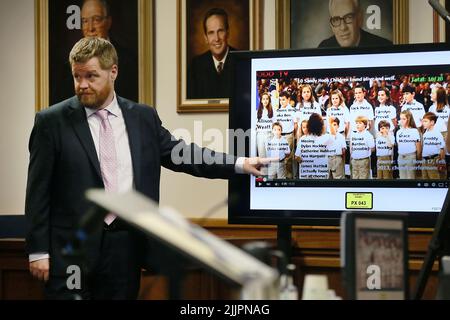 Austin, TEXAS, USA. 27.. Juli 2022. Der Anwalt MARK BANKSTON, der Neil Heslin und Scarlett Lewis vertritt, Eltern von Sandy Hook, der das Opfer Jesse Lewis erschießt, stellt Fragen zu einem Foto, auf dem Kinder von Sandy Hook beim Super Bowl singen. Das Foto behauptet, Jesse Lewis zu zeigen, aber es ist nicht Jesse auf dem Foto. Infowars erhielt eine E-Mail mit diesem Foto, in der behauptet wurde, dass die Kinder, die bei den Schießerei an der Sandy Hook Schule getötet wurden, noch am Leben seien. (Bild: © Brianna Sanchez via ZUMA Press Wire) Stockfoto