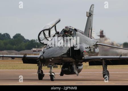 ZK028, eine BAE Systems Hawk T2, die von 25 Squadron, Royal Air Force, betrieben wird und in RAF Fairford in Gloucestershire, England, ankommt, um an der Royal International Air Tattoo (RIAT) 2022 teilzunehmen. Stockfoto