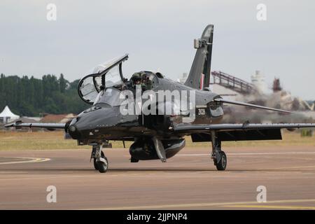 ZK028, eine BAE Systems Hawk T2, die von 25 Squadron, Royal Air Force, betrieben wird und in RAF Fairford in Gloucestershire, England, ankommt, um an der Royal International Air Tattoo (RIAT) 2022 teilzunehmen. Stockfoto