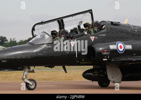 ZK028, eine BAE Systems Hawk T2, die von 25 Squadron, Royal Air Force, betrieben wird und in RAF Fairford in Gloucestershire, England, ankommt, um an der Royal International Air Tattoo (RIAT) 2022 teilzunehmen. Stockfoto