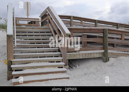 Eine Nahaufnahme der mit Sand bedeckten Holztreppen am Strand in Florida, USA Stockfoto