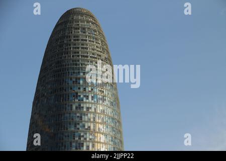 Die Spitze des Agbar-Turms vor dem Hintergrund des blauen Himmels in Barcelona, Spanien Stockfoto