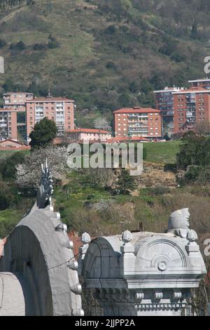 Eine vertikale Fernansicht von Wohngebäuden in der Stadt Bilbao, Spanien Stockfoto