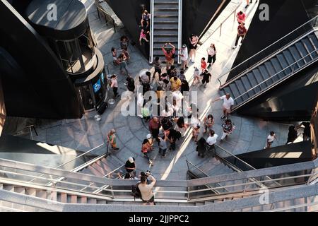 Ein Blick von oben auf Touristen im Zentrum des Schiffes in Hudson Yard, New York Stockfoto