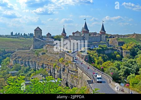 KAMENETS-PODOLSKY, UKRAINE - 25. AUG 2019: Kulturerbe Kamianets-Podilskyi Burg am 25. August 2019 in Kamyanets-Podilski, Ukraine. Stockfoto