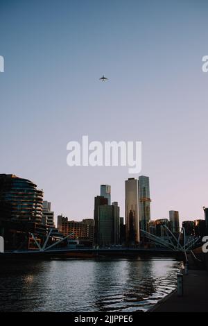 Eine Stadt in Melbourne bei Sonnenaufgang über dem Yarra Stockfoto