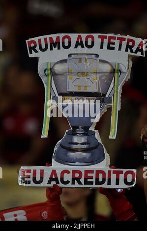 Rio De Janeiro, Brasilien. 27.. Juli 2022. RJ - Rio de Janeiro - 07/27/2022 - 2022 BRAZILIAN CUP, FLAMENGO X ATHLETICO-PR - Flamengo-Fans während eines Spiels gegen Athletico-PR im Maracana-Stadion für die Copa do Brasil-Meisterschaft 2022. Foto: Thiago Ribeiro/AGIF/Sipa USA Quelle: SIPA USA/Alamy Live News Stockfoto