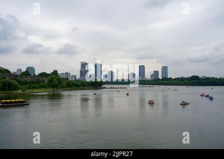 Die Segelboote mit Touristen, die im Xuanwu See in Nanjing, China segeln Stockfoto