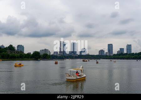 Die Segelboote mit Touristen, die im Xuanwu See in Nanjing, China segeln Stockfoto