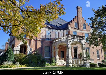 Hinsdale, Illinois, USA. Großes Herrenhaus in einem gehobenen Vorort von Chicago. Die Struktur stellt ein Bild des wohlhabenden Lebens dar. Stockfoto