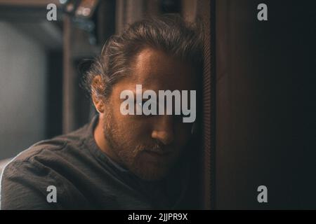 Ein junger weißer Mann steckte in einem Hotelzimmer zur Quarantäne fest Stockfoto