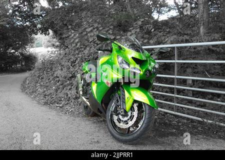 Eine Graustufenaufnahme eines geparkten Kawasaki Ninja ZX-14 Motorrads Stockfoto