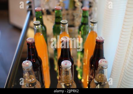 Eine selektive Aufnahme von Flaschen Soda auf einem Regal in Fort Worth Sundance Square, Texas, USA Stockfoto