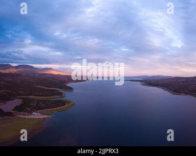 Eine Luftaufnahme des Lake Roosevelt und der bewaldeten Gebiete in der Nähe des Ufers unter dem wolkigen Himmel Stockfoto