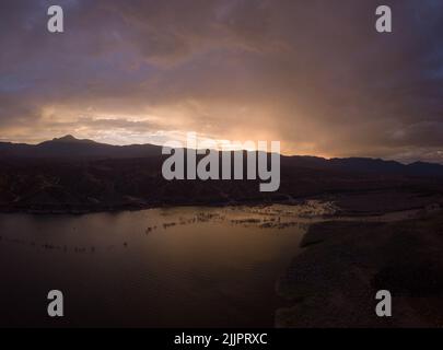 Eine Luftaufnahme des Lake Roosevelt und der bewaldeten Gebiete in der Nähe des Ufers unter dem wolkigen Himmel Stockfoto