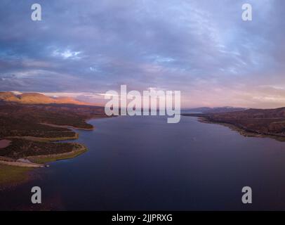 Eine Luftaufnahme des Lake Roosevelt und der bewaldeten Gebiete in der Nähe des Ufers unter dem wolkigen Himmel Stockfoto