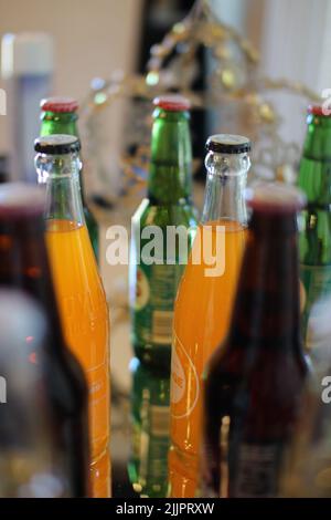 Eine selektive Aufnahme von Flaschen Soda auf einem Regal in Fort Worth Sundance Square, Texas, USA Stockfoto