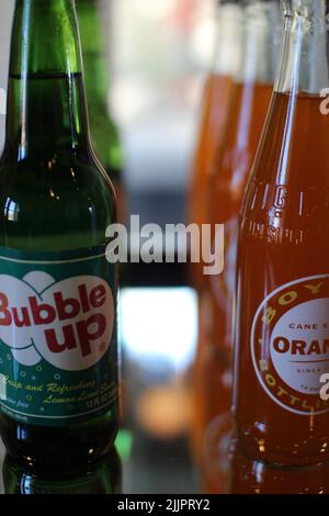 Eine selektive Aufnahme von Flaschen Soda auf einem Regal in Fort Worth Sundance Square, Texas, USA Stockfoto