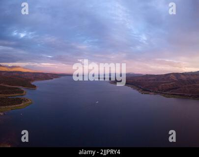 Eine Luftaufnahme des Lake Roosevelt und der bewaldeten Gebiete in der Nähe des Ufers unter dem wolkigen Himmel Stockfoto