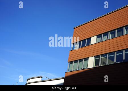 Ein modernes Gebäude am blauen Himmel Stockfoto