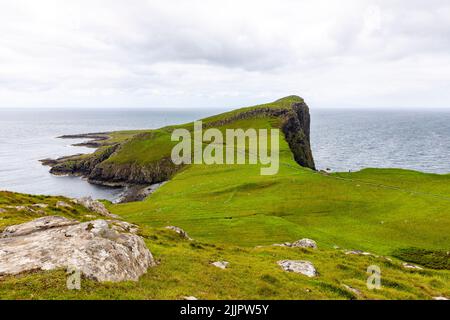 Neist Point Landzunge auf der Isle of Skye, der westlichsten Landzunge mit Blick auf die äußeren Hebriden, Schottland, UK Sommer 2022 Stockfoto