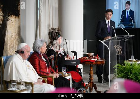 Vatikan, Vatikan. 27.. Juli 2022. Kanada, Quebec City, 2022/07/27 P(L-R) Papst Franziskus (L) und die kanadische Generalgouverneurin Mary Simon (C) hören zu, wie der kanadische Premierminister Justin Trudeau während eines Treffens mit zivilen Autoritäten, Vertretern indigener Völker, Und Mitglieder des diplomatischen Korps der Citadelle de Québec in Quebec City, Quebec, KanadaPhotograph von Vatican Mediia/Catholic Press Photo . BESCHRÄNKT AUF REDAKTIONELLE VERWENDUNG - KEIN MARKETING - KEINE WERBEKAMPAGNEN. Kredit: Unabhängige Fotoagentur/Alamy Live Nachrichten Stockfoto
