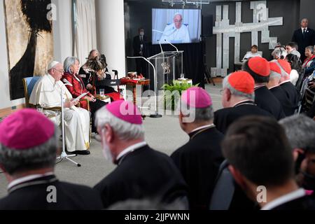 Vatikan, Vatikan. 27.. Juli 2022. Kanada, Quebec City, 2022/07/27 P(L-R) Papst Franziskus (L) und die kanadische Generalgouverneurin Mary Simon (C) hören zu, wie der kanadische Premierminister Justin Trudeau während eines Treffens mit zivilen Autoritäten, Vertretern indigener Völker, Und Mitglieder des diplomatischen Korps der Citadelle de Québec in Quebec City, Quebec, KanadaPhotograph von Vatican Mediia/Catholic Press Photo . BESCHRÄNKT AUF REDAKTIONELLE VERWENDUNG - KEIN MARKETING - KEINE WERBEKAMPAGNEN. Kredit: Unabhängige Fotoagentur/Alamy Live Nachrichten Stockfoto