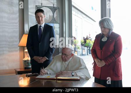 Vatikan, Vatikan. 27.. Juli 2022. Kanada, Quebec City, 2022/07/27 P(L-R) der kanadische Premierminister Justin Trudeau, Papst Franziskus und die kanadische Generalgouverneurin Mary Simon bei einem Treffen in der Citadelle de Québec in Quebec City, Quebec Foto von Vatican Mediia/Catholic Press Photos . BESCHRÄNKT AUF REDAKTIONELLE VERWENDUNG - KEIN MARKETING - KEINE WERBEKAMPAGNEN. Kredit: Unabhängige Fotoagentur/Alamy Live Nachrichten Stockfoto