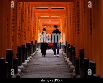 Ein Paar, das im Fushimi Castle in Kyoto in Japan spazierengeht Stockfoto