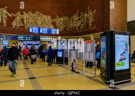 Olomouc, Tschechische Republik - 19. Februar 2022: Halle, Hauptbahnhof, Olomouc Stockfoto