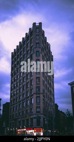 Eine vertikale Aufnahme des Papaya-Hundes unter dem purpurnen Himmel in New York City, USA Stockfoto