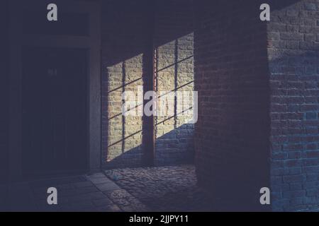 Eine schöne Aufnahme eines Schattens eines Fensters an einer Wand Stockfoto