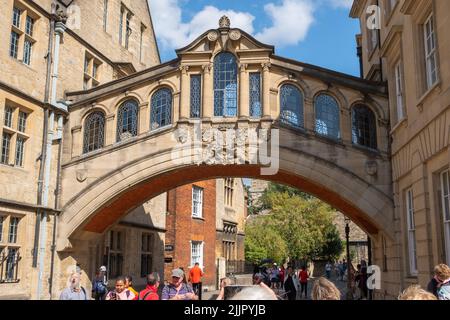 Die Hertford Bridge wird oft als „Seufzerbrücke“ bezeichnet und verbindet an einem sonnigen Tag zwei Teile des Hertford College über die New College Lane der Oxford University. Stockfoto