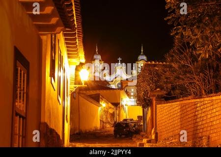 Nachtansicht der Straße und Kirche von santo antonio auf der historischen Stadt Tiradentes, Innenraum von Minas Gerais. Stockfoto