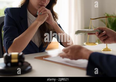 Rechtsanwältin, die Angebot von schwarzem Geld im Austausch für eine Genehmigung in den Deal ablehnt. Konzepte von Korruption und Bestechungsbekämpfung. Stockfoto