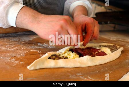 Koch bereitet gemischte Pita in der Küche zu. Stockfoto