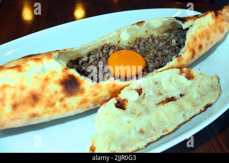 Fleischiges Ei in Pita auf dem Speiseteller. Stockfoto