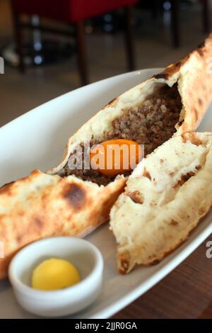 Fleischiges Ei in Pita auf dem Speiseteller. Stockfoto