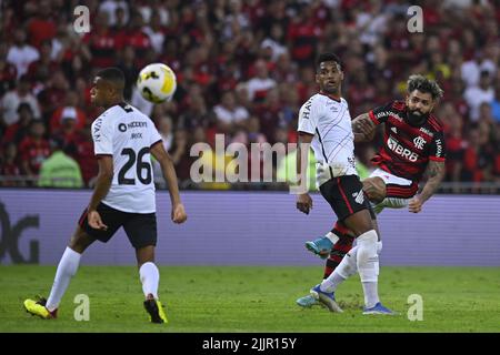 Rio De Janeiro, Brasilien. 27.. Juli 2022. Gabriel Barbosa von Flamengo tritt am 27. Juli 2022 beim Fußballspiel der Copa do Brasil (Brasilianische Nationalliga) zwischen Flamengo und Athletico PR im Maracana-Stadion in Rio de Janeiro, Brasilien, den Ball. (Foto: Andre Borges/Sports Press Photo/C - EINE STUNDE DEADLINE - FTP NUR AKTIVIEREN, WENN BILDER WENIGER ALS EINE STUNDE ALT sind - Alamy) Quelle: SPP Sport Press Photo. /Alamy Live News Stockfoto