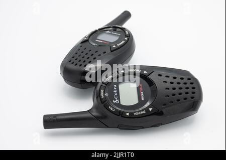 Ein praktischer schwarzer Walkie Talkies auf weißem Hintergrund Stockfoto